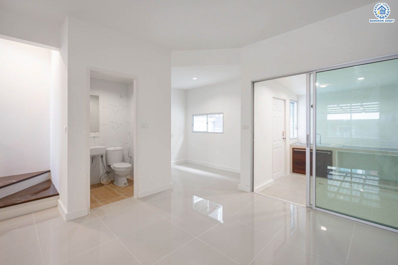 บ้านมือสองตกแต่งใหม่ ทาวน์โฮม 3 ชั้น ม.ทาวน์พลัส เพชรเกษม-บางแค เนื้อที่ 19.4 ตร.ว. ฟังก์ชัน 3 ห้องนอน 3 ห้องน้ำ จอดรถได้ 1 คัน รองรับทุกกิจกรรม บนทำเลเชื่อมต่อหลายเส้นทาง ใกล้จุดขึ้นทางด่วน "วงแหวน-กาญจนาภิเษก" และรถไฟฟ้าสายสีน้ำเงิน "สถานีบางแค"